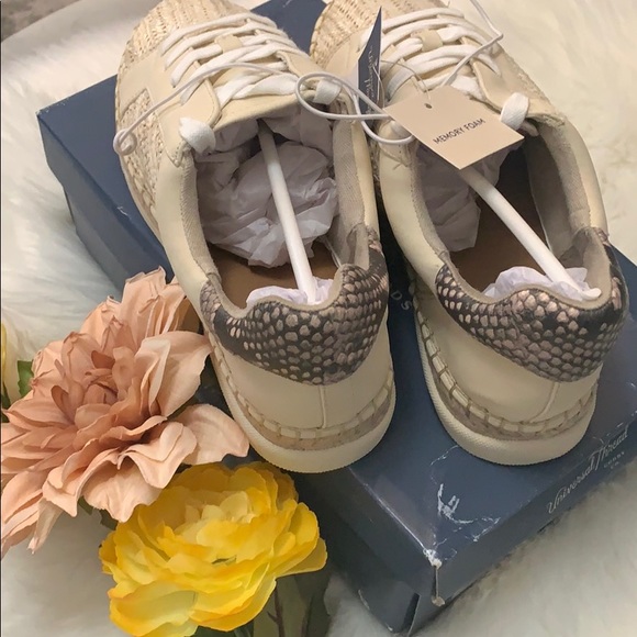 FIRM! ☘️DEAL OF DAY Shaelyn Sneakers - Picture 4 of 6